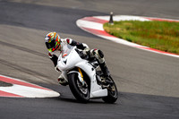TRIUMPH_WHITE_ARAI
